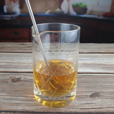 kualitas 550ml Crystal Seamless Cocktail Mixing Glass With Hand Cut pabrik