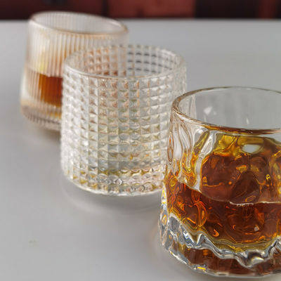 kualitas Lead Free  FDA Embossed Handmade Whiskey Glass Turning Bottom pabrik